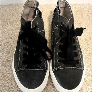 True Craft Canvas Black Distressed/Zip Up Shoes